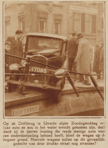 874259 Afbeelding van een personenauto die geslipt is op de Driftbrug te Utrecht en daarbij in de reling van de brug ...